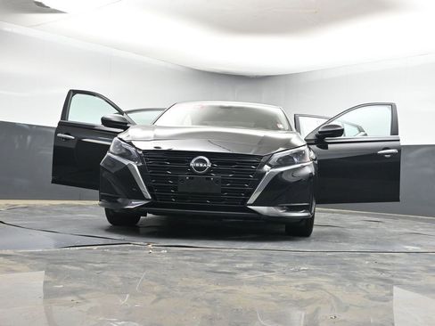 Used 2025 Nissan Altima 2.5 SV FWD image 46