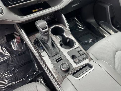 Certified 2025 Toyota Highlander Platinum image 19