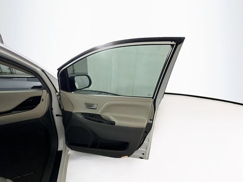 Used 2015 Toyota Sienna XLE image 32