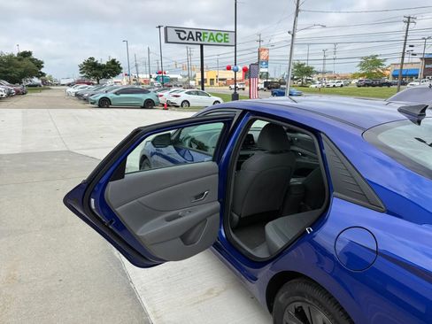 Used 2021 Hyundai Elantra SEL w/ Convenience Package FWD image 17