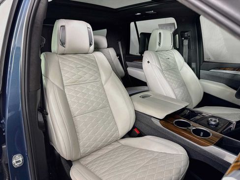 Used 2025 Cadillac Escalade Sport Platinum w/ LPO, ONYX Package AWD/4WD image 31