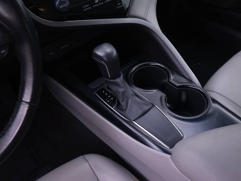 Used 2020 Toyota Camry SE FWD image 14
