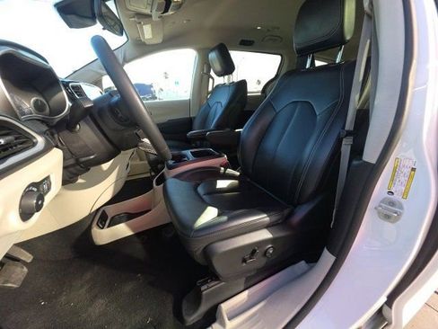 Used 2024 Chrysler Pacifica Select image 15