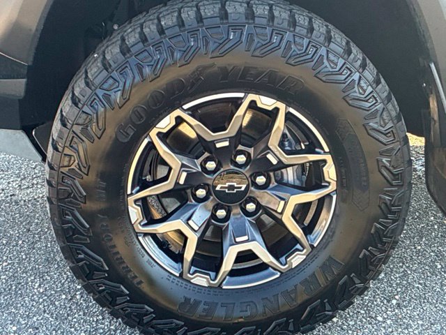 Used 2026 Chevrolet Colorado ZR2 w/ Technology Package AWD/4WD image 11