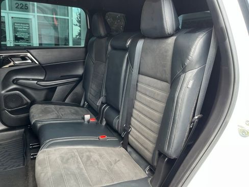 Used 2023 Mitsubishi Outlander SE Black Edition AWD/4WD image 14