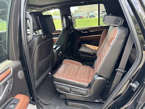 Used 2023 GMC Yukon Denali Ultimate AWD/4WD image 6