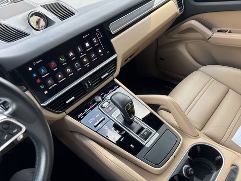 Certified 2022 Porsche Cayenne Platinum Edition image 29