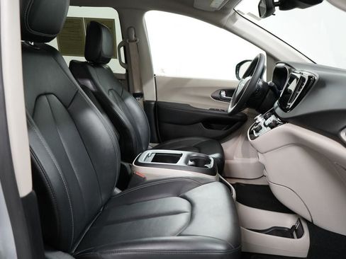 Used 2024 Chrysler Pacifica Touring-L FWD image 27