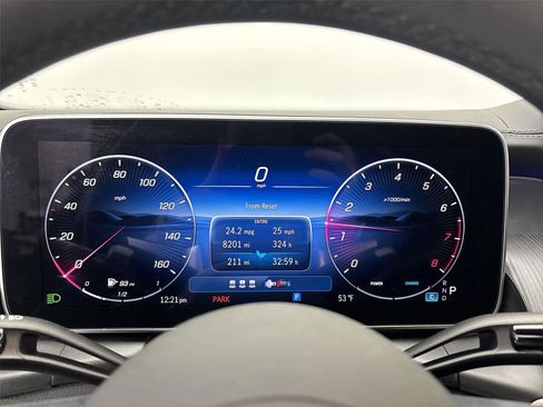 Used 2025 Mercedes-Benz GLC 300 4MATIC image 28