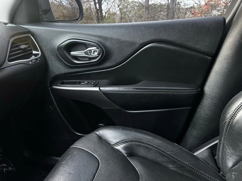 Used 2019 Jeep Cherokee Limited image 9