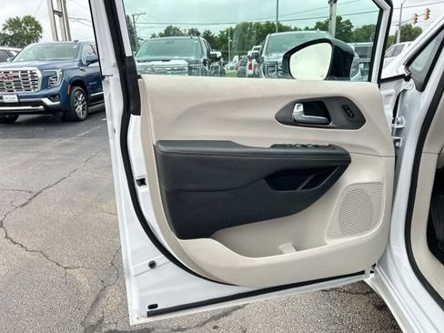 Used 2024 Chrysler Pacifica Touring-L w/ Uconnect Theater Family Group FWD image 29