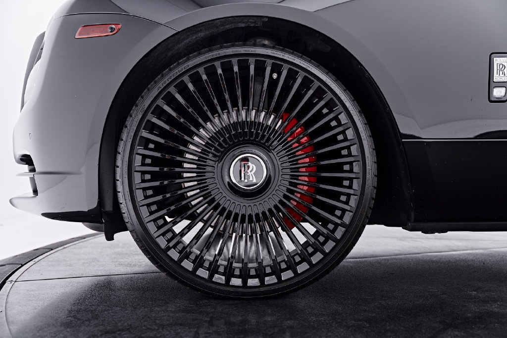 Used 2019 Rolls-Royce Dawn RWD image 3