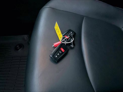 Used 2021 Toyota RAV4 XLE Premium image 14