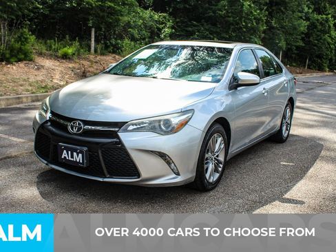 Used 2015 Toyota Camry SE w/ Moonroof Package FWD image 3