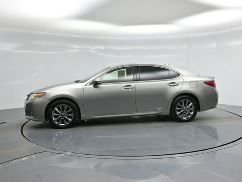 Used 2015 Lexus ES 300h w/ Navigation System Package image 29