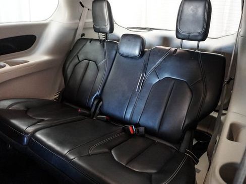 Used 2023 Chrysler Pacifica Touring-L FWD image 14