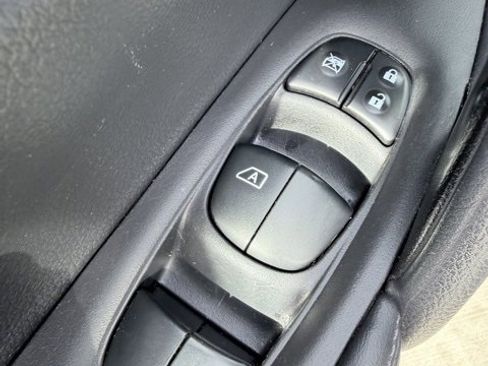 Used 2018 Nissan Rogue SV image 23