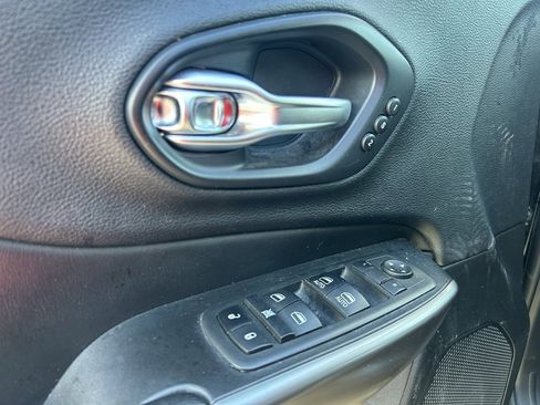 Used 2019 Jeep Cherokee Limited image 12