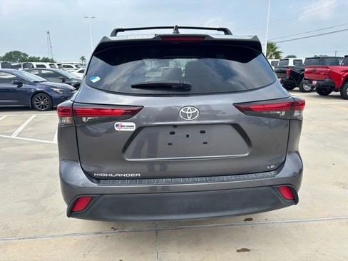 Used 2024 Toyota Highlander LE FWD image 5