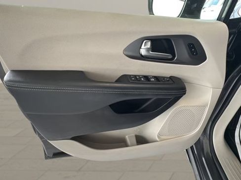Used 2022 Chrysler Pacifica Touring-L FWD image 7
