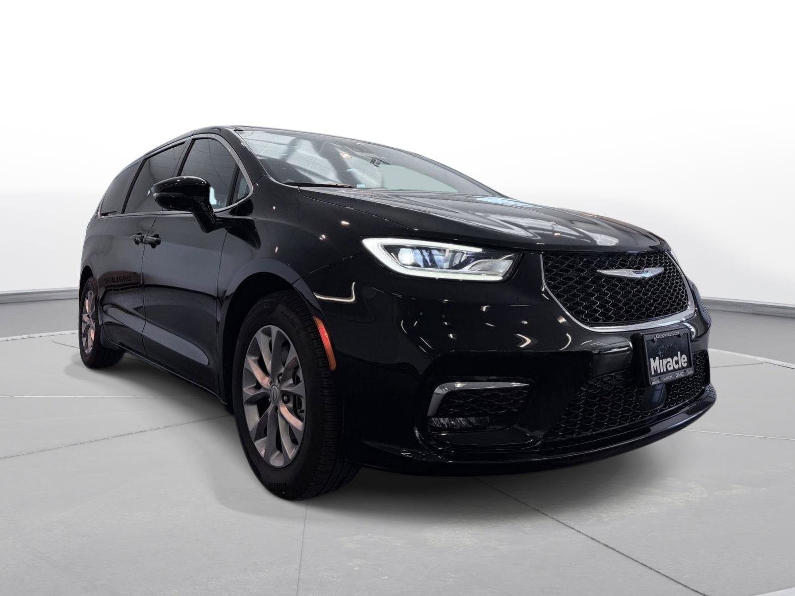 Used 2026 Chrysler Pacifica Limited FWD image 3