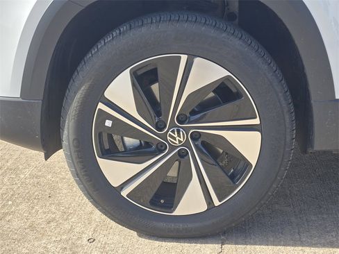 Used 2025 Volkswagen Taos SE image 13