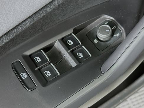 Used 2025 Volkswagen Jetta SE image 11