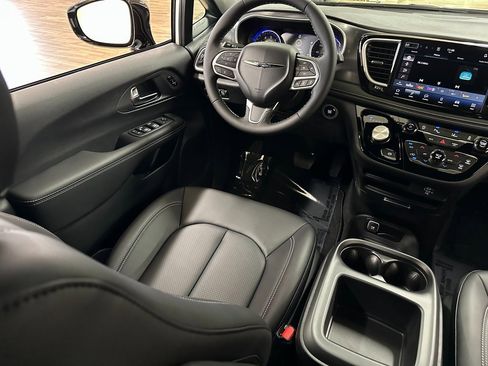 New 2026 Chrysler Pacifica Select image 14