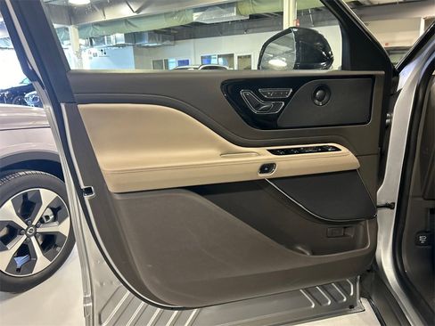 Used 2022 Lincoln Aviator Reserve w/ Equipment Group 201A image 9