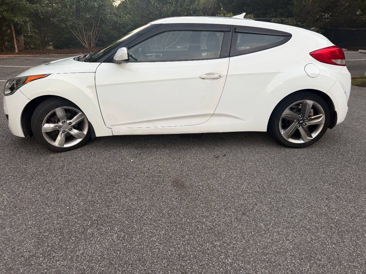 Used 2013 Hyundai Veloster FWD image 3