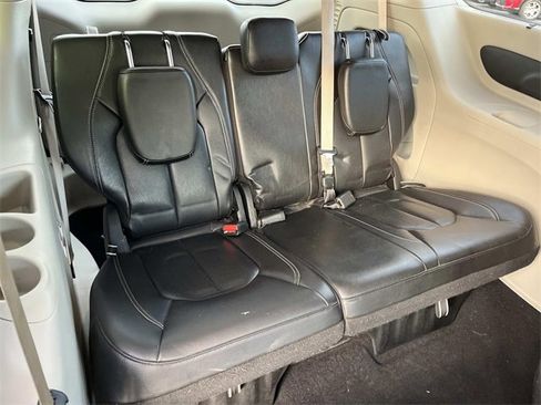 Used 2022 Chrysler Pacifica Touring-L image 19