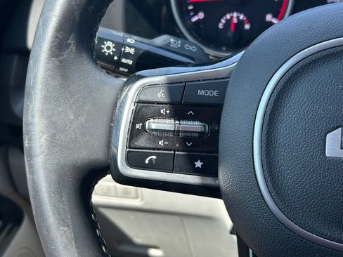 Used 2023 Kia Carnival EX FWD image 35