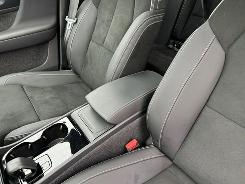 Used 2023 Volvo XC40 Recharge Plus image 25