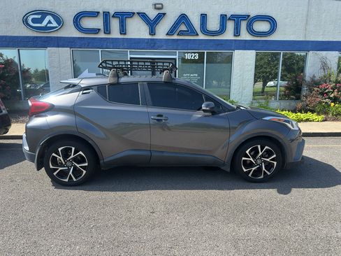 Used 2018 Toyota C-HR XLE FWD image 3