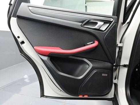 Certified 2024 Porsche Macan AWD/4WD image 13