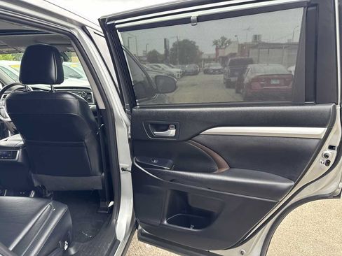 Used 2017 Toyota Highlander XLE w/ Carpet Mat Package AWD/4WD image 20