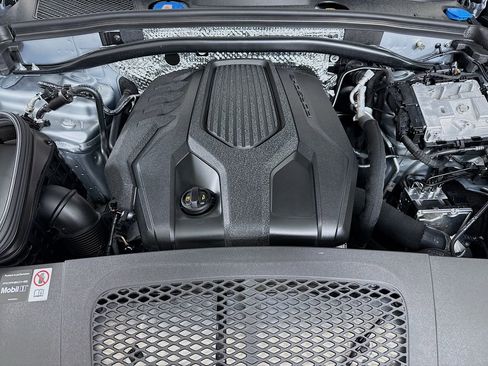 Certified 2025 Porsche Macan AWD/4WD image 32