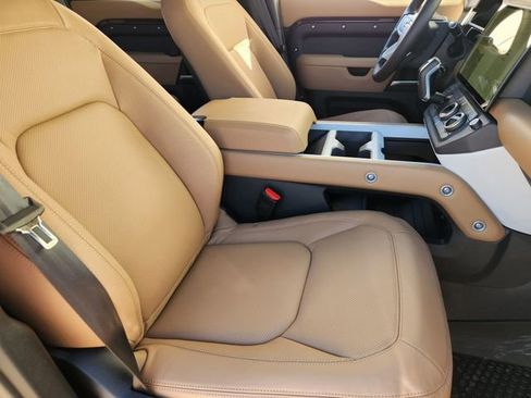 New 2026 Land Rover Defender 130 X-Dynamic SE image 10