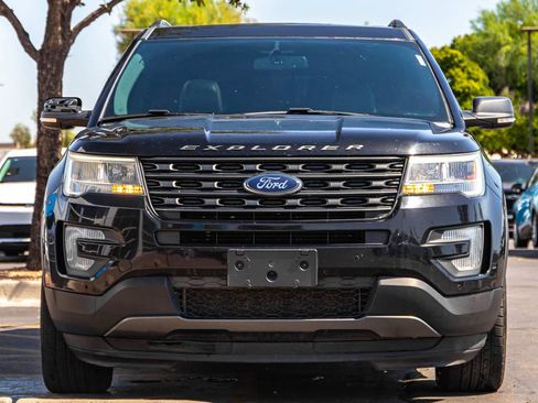 Used 2017 Ford Explorer XLT w/ Equipment Group 202A AWD/4WD image 4