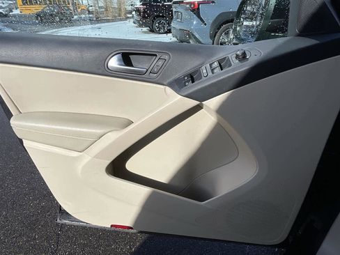 Used 2017 Volkswagen Tiguan S image 25