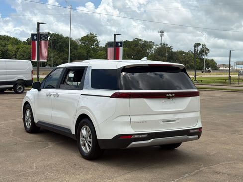 Used 2023 Kia Carnival LX FWD image 3