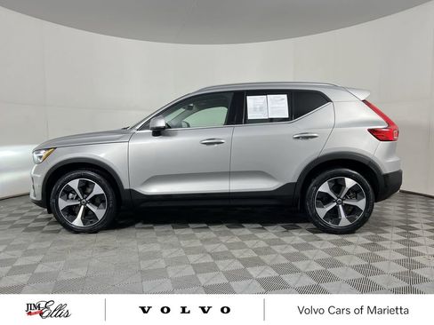Used 2025 Volvo XC40 B5 Plus image 6
