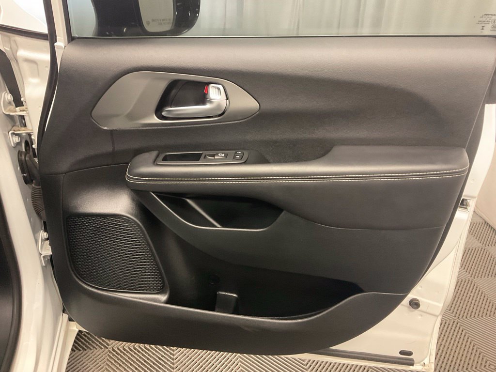 Used 2025 Chrysler Pacifica Select FWD image 24