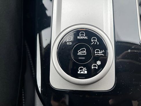 New 2026 Mitsubishi Outlander SE image 13