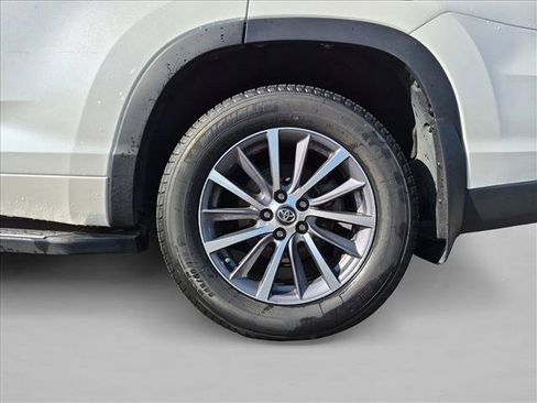 Used 2018 Toyota Highlander XLE AWD/4WD image 9