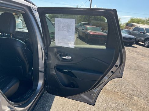 Used 2019 Jeep Cherokee Latitude Plus AWD/4WD image 16
