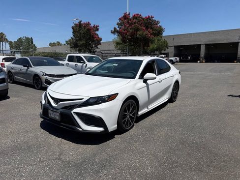 Used 2024 Toyota Camry SE FWD image 1