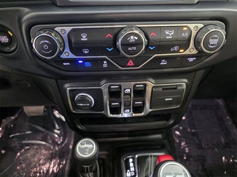 Used 2022 Jeep Wrangler Unlimited Sahara image 23