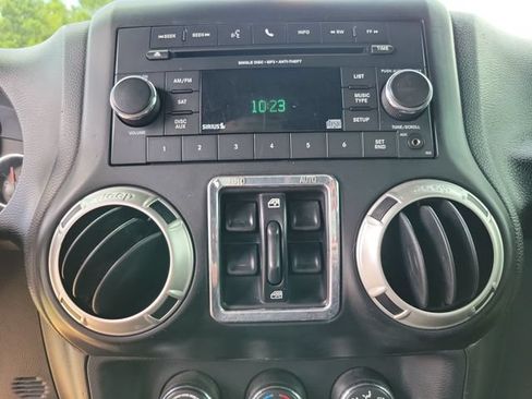 Used 2016 Jeep Wrangler Unlimited Sahara w/ Connectivity Group AWD/4WD image 21