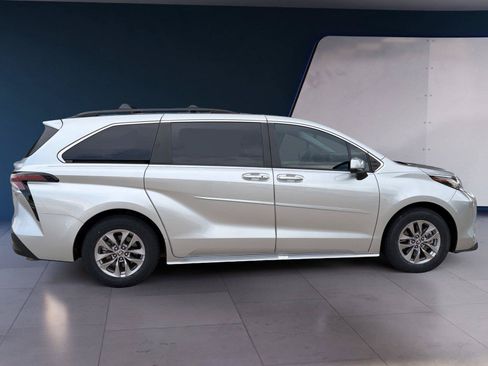 Used 2023 Toyota Sienna XLE FWD image 6
